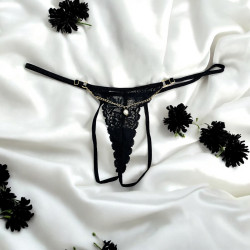 String noir en dentelle avec bijou et chaîne dorée