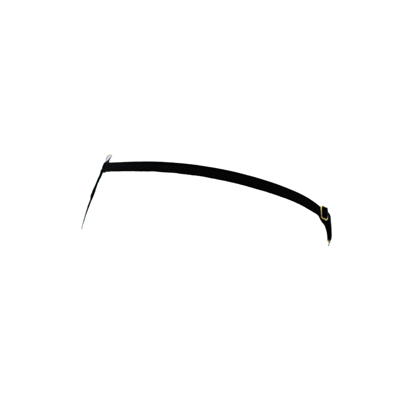 String noir en dentelle avec bijou et chaîne dorée