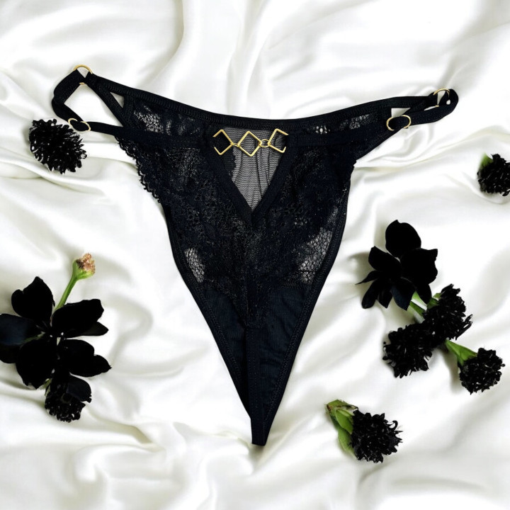 Tanga noir en dentelle avec bijou losanges dorés