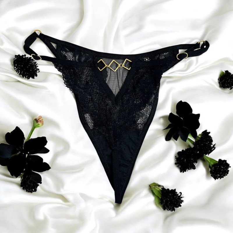 Tanga noir en dentelle avec bijou losanges dorés