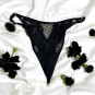 Tanga noir en dentelle avec bijou losanges dorés