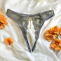 String gris avec bijou couleur aléatoire et chaîne dorée