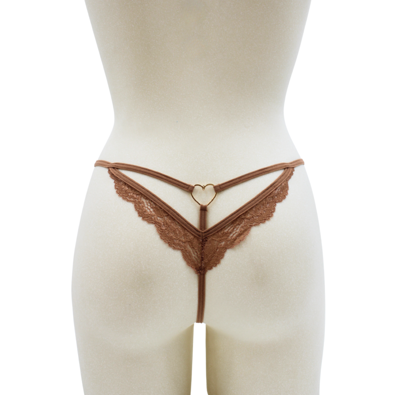 String taupe en dentelle avec bijou cœur doré