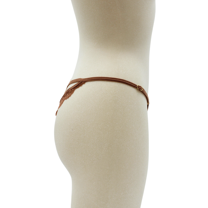 String taupe en dentelle avec bijou cœur doré