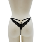 String noir en dentelle avec bijou cœur doré