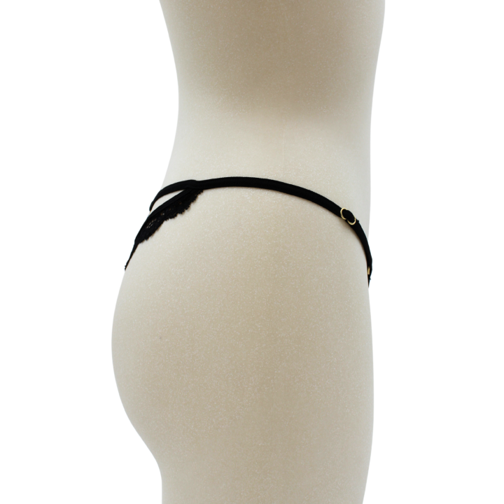 String noir en dentelle avec bijou cœur doré