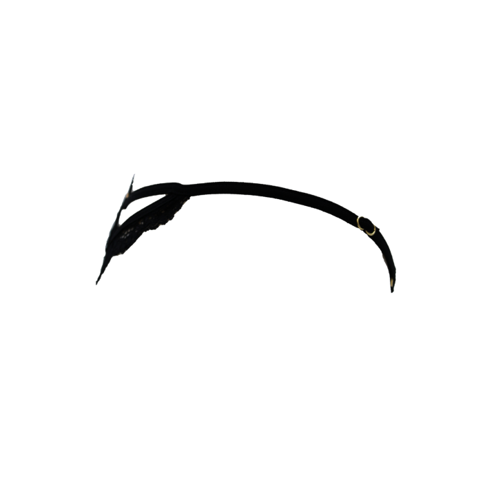 String noir en dentelle avec bijou cœur doré