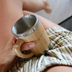 Pandoo Dvoustěnný nerezový hrnek na kávu a čaj s bambusovým povrchem 280 ml