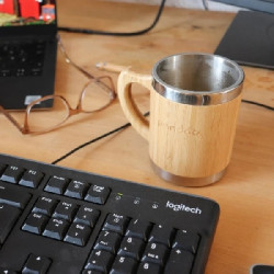 Pandoo Dvoustěnný nerezový hrnek na kávu a čaj s bambusovým povrchem 280 ml