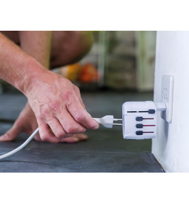 Adaptateur pour voyages dans le monde entier avec fiches de terre 7 A 