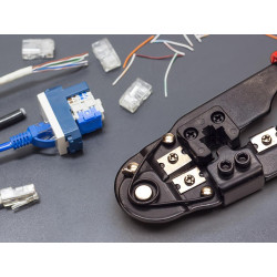 PINCE A SERTIR POUR CONNECTEUR MODULAIRE 8P8C (RJ45)